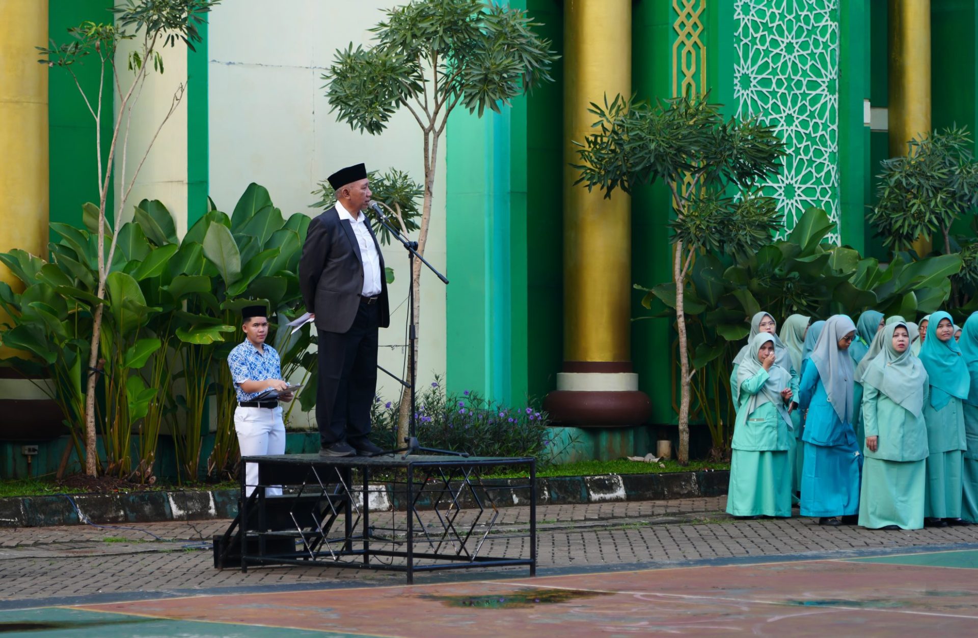 K.H. Sofwan Manaf Pimpin Upacara Perdana Guru dan Santri di Awal Tahun Ajaran 2025-2026