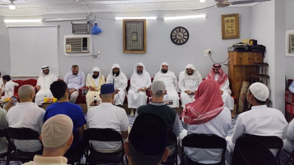Momen Haru di Makkah, 41 Peserta Dauroh Bahasa Arab Bertemu Para Muadzin Masjidil Haram