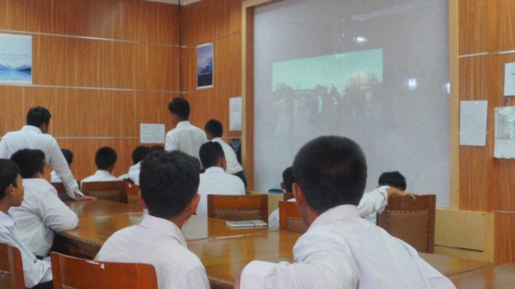 Waktu Istirahat Jadi Momen Literasi bagi Santri Darunnajah