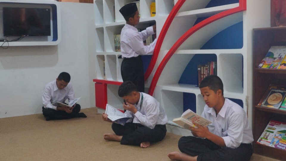 Waktu Istirahat Jadi Momen Literasi bagi Santri Darunnajah