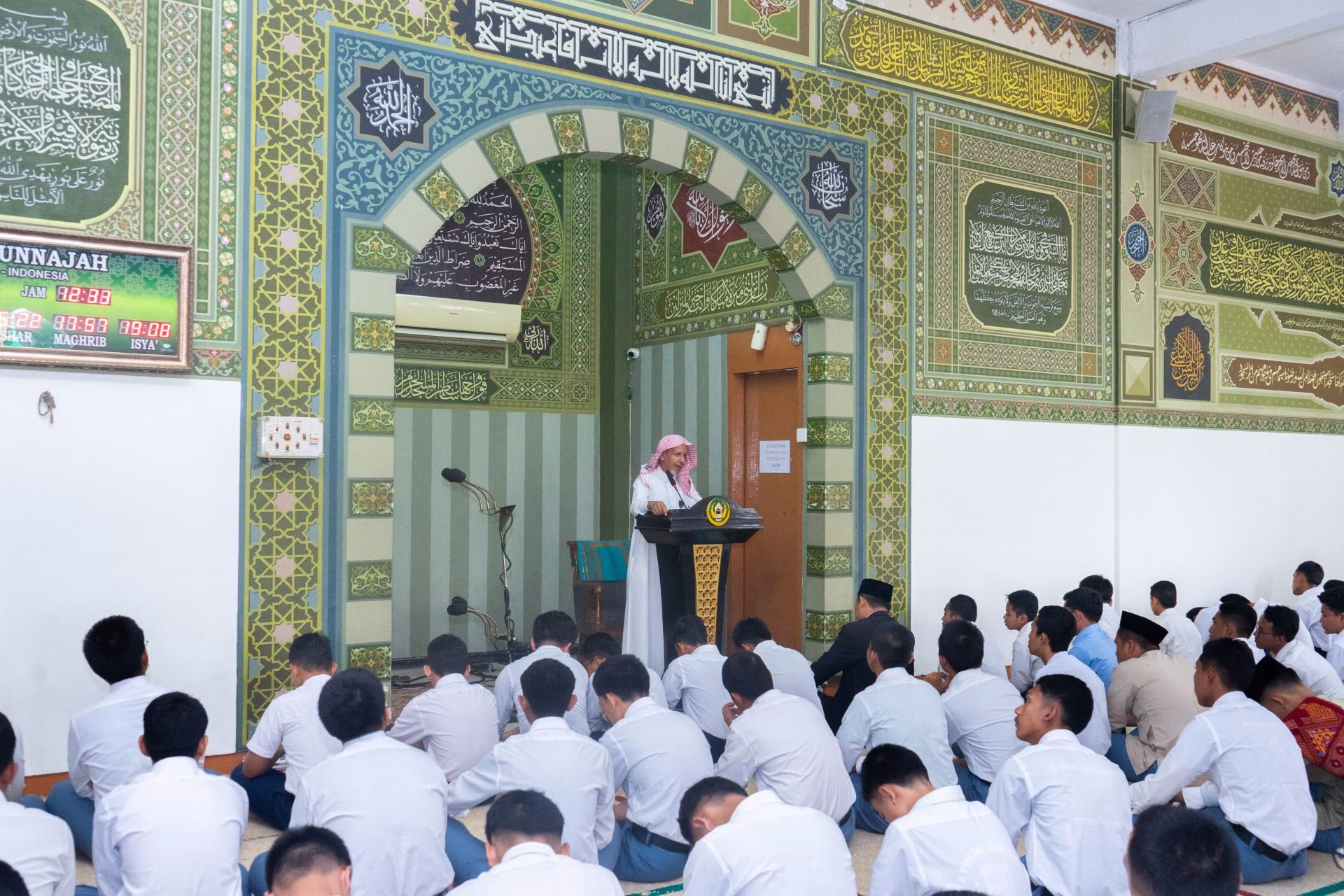 Kunjungi Darunnajah, Guru Besar Universitas Islam Riyadh Sampaikan Pentingnya Belajar Bahasa Arab dan Adab Penuntut Ilmu di Hadapan Ribuan Santri
