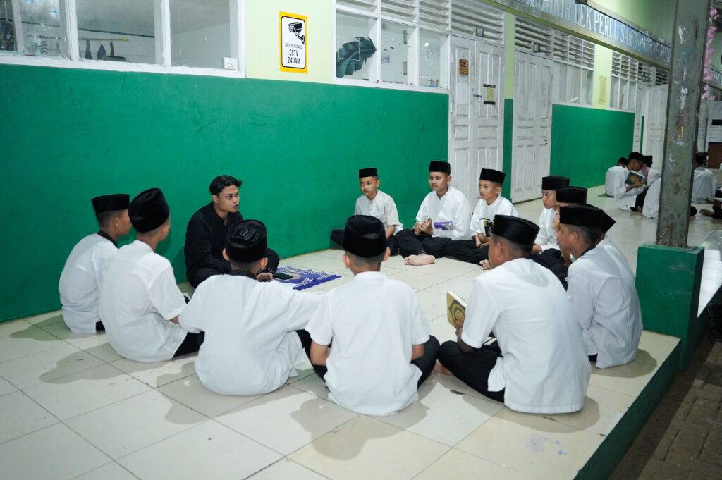 KHIDMAT DAN PENUH MAKNA - SANTRI JALANI UJIAN AL-QUR’AN DENGAN SEMANGAT