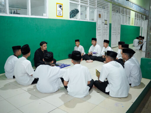 KHIDMAT DAN PENUH MAKNA - SANTRI JALANI UJIAN AL-QUR’AN DENGAN SEMANGAT