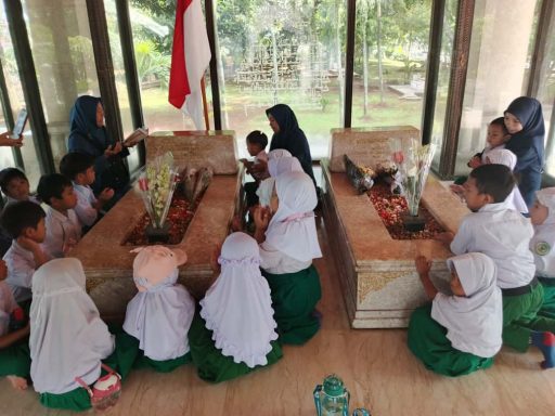 Anak Anak Brdoa Di Makam Bung Hatta