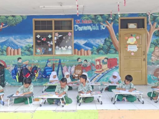 Semarak Hari Pahlawan di RA/ PAUD Darunnajah 10 : kenali Pahlawan dengan Mewarnai dan kreativitas