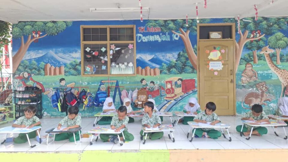 Semarak Hari Pahlawan di RA/ PAUD Darunnajah 10 : kenali Pahlawan dengan Mewarnai dan kreativitas