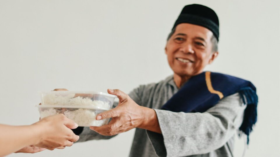 Menyelami Kekuatan Sedekah: Dari Kunci Rezeki hingga Perlindungan Diri dari Bencana