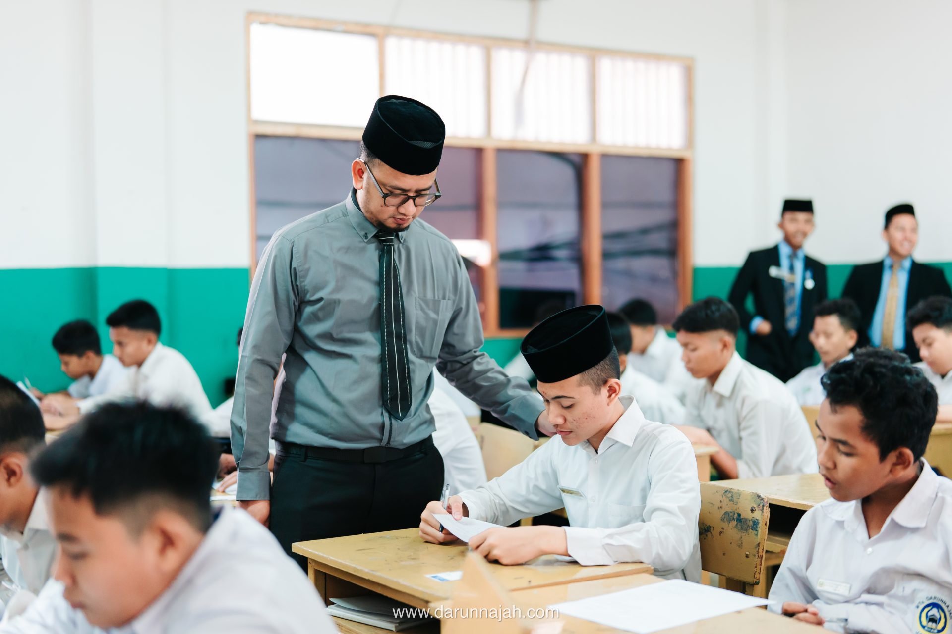 Suasana Ujian Tulis Santri Darunnajah Semester I Tahun Ajaran 2025–2026.