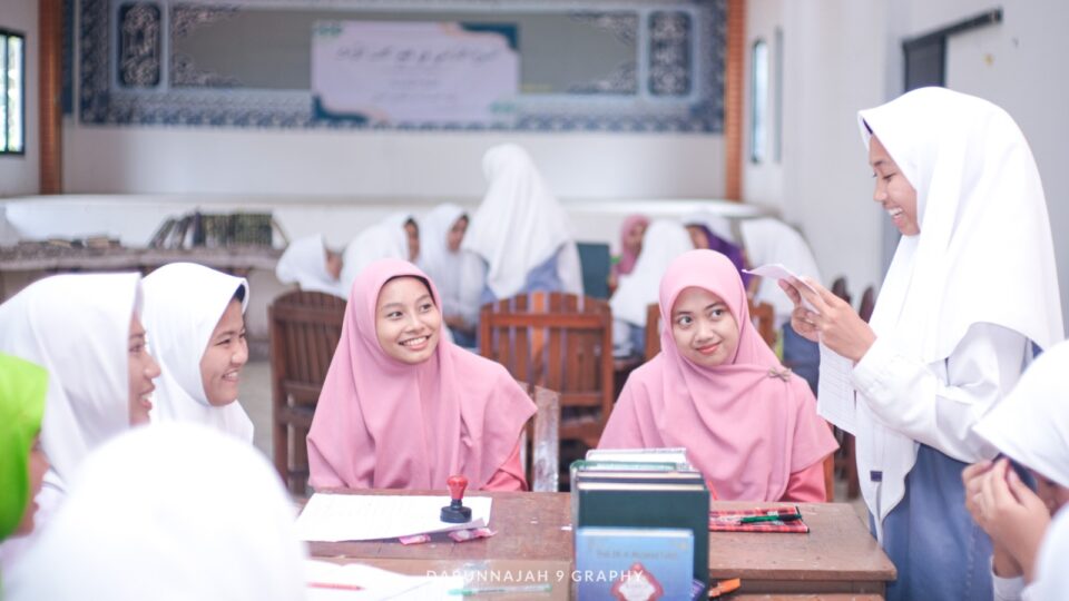 Diskusi Umum Dan Debat Bahasa Arab : Mengasah Keterampilan Berfikir Santriwati Akhir TMI