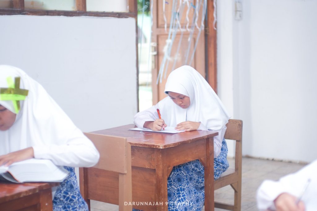 Suasana Ujian Semester 1 Santriwati Yang Penuh Khidmat