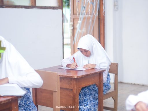 Suasana Ujian Semester 1 Santriwati Yang Penuh Khidmat