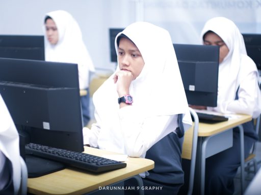 Tes Kemampuan Akademik Santriwati Akhir TMI Darunnajah 9