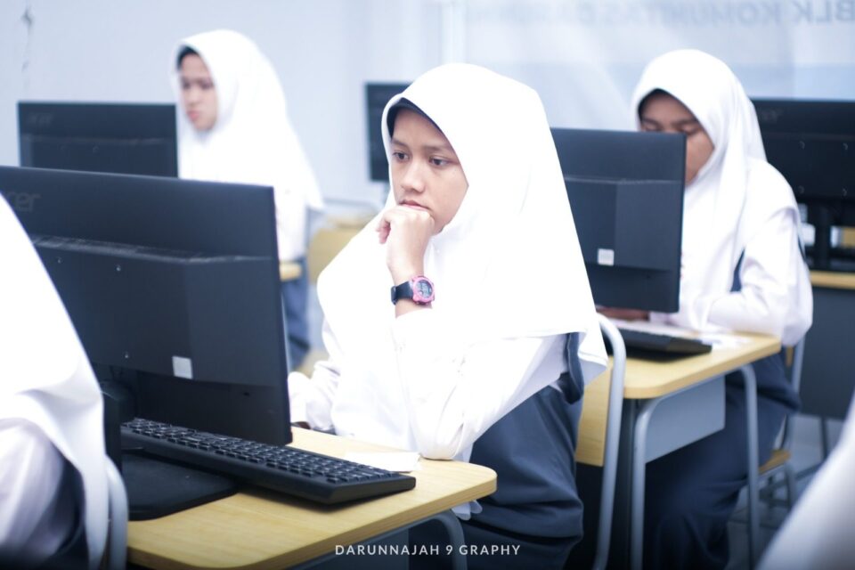 Tes Kemampuan Akademik Santriwati Akhir TMI Darunnajah 9