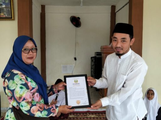 PESANTREN AL-BAROKAH DARUNNAJAH 11 SERAHKAN PIAGAM KENANG-KENANGAN KEPADA WAKIF PERBAIKAN ASRAMA PUTRA