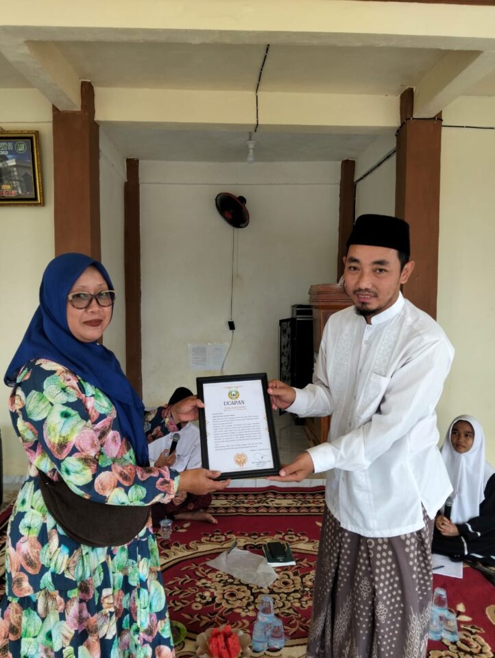 PESANTREN AL-BAROKAH DARUNNAJAH 11 SERAHKAN PIAGAM KENANG-KENANGAN KEPADA WAKIF PERBAIKAN ASRAMA PUTRA