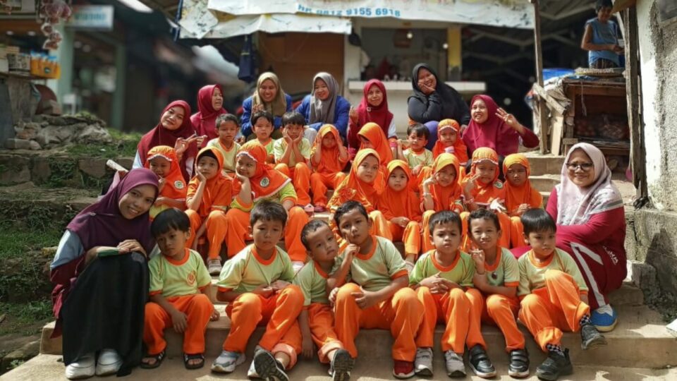 Siswa-Siswi TK Islam 5 Darunnajah Belajar Berbelanja di Pasar Tradisional Alfa