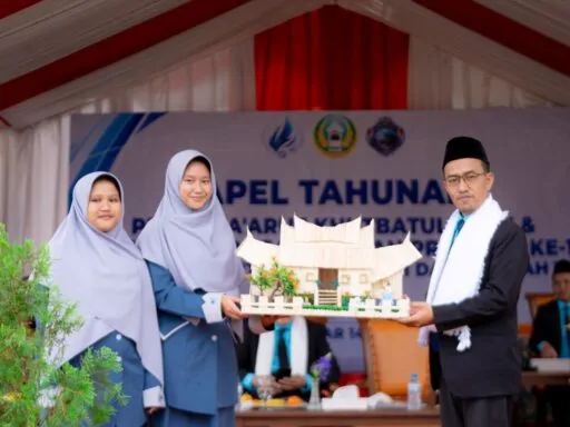 SEMANGAT SANTRI DALAM MENGIKUTI KEGIATAN APEL TAHUNAN KE-15 GLORIOUS GENERATION 618