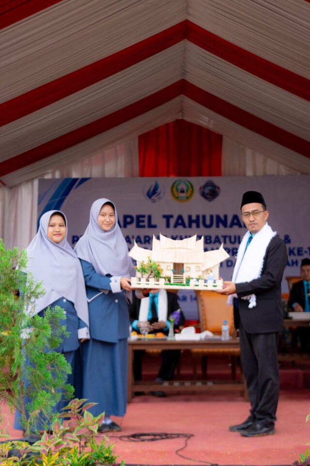 SEMANGAT SANTRI DALAM MENGIKUTI KEGIATAN APEL TAHUNAN KE-15 GLORIOUS GENERATION 618