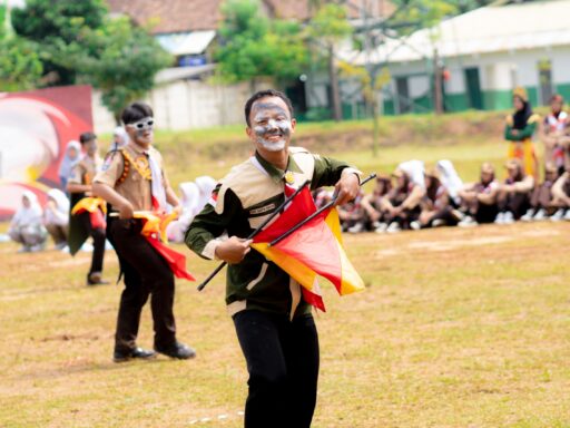 SEMANGAT SANTRI DALAM MENGIKUTI KEGIATAN APEL TAHUNAN KE-15 GLORIOUS GENERATION 618