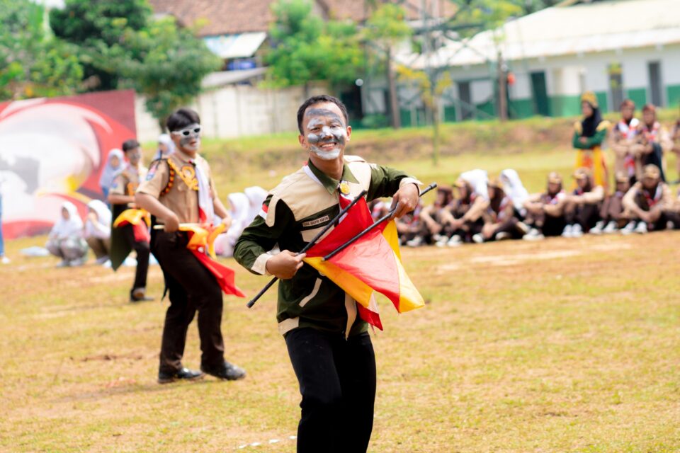 SEMANGAT SANTRI DALAM MENGIKUTI KEGIATAN APEL TAHUNAN KE-15 GLORIOUS GENERATION 618