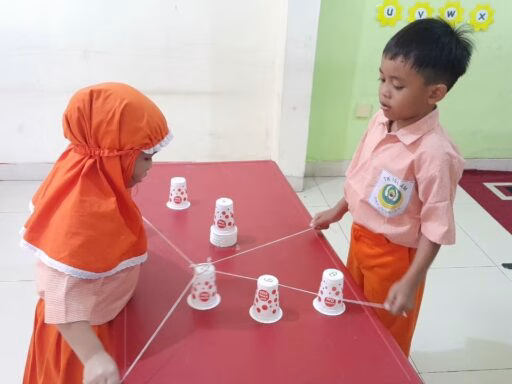 Belajar Angka Melalui Permainan: Tantangan "Mengurutkan Gelas Angka dengan Tali" di TK Islam 5 Darunnajah