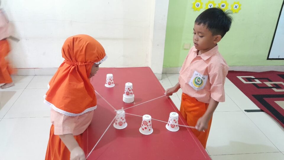 Belajar Angka Melalui Permainan: Tantangan "Mengurutkan Gelas Angka dengan Tali" di TK Islam 5 Darunnajah
