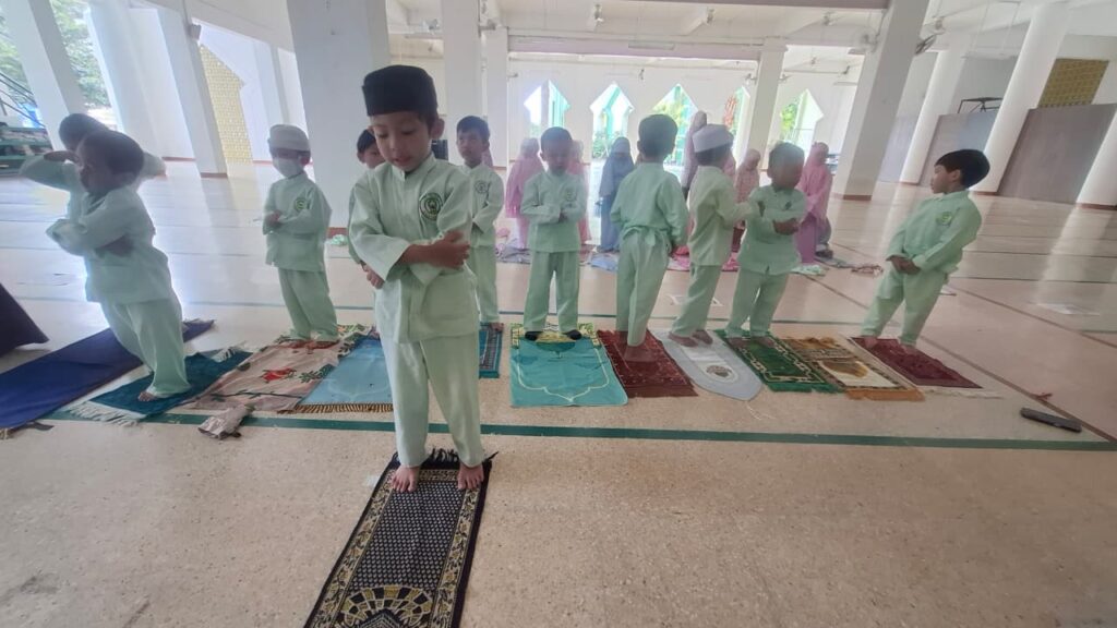 Pengenalan Lingkungan Masjid: Melalui Praktek Sholat Berjama'ah Di Mesjid Darunnajah
