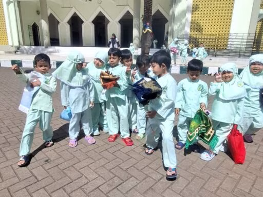Pengenalan Lingkungan Masjid: Melalui Praktek Sholat Berjama'ah Di Mesjid Darunnajah