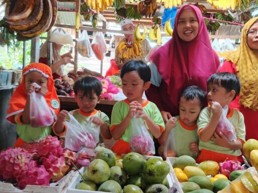 Asyiknya Jadi Pembeli Cilik! Siswa-Siswi TK Islam 5 Darunnajah Belajar Berbelanja di Pasar Tradisional Alfa