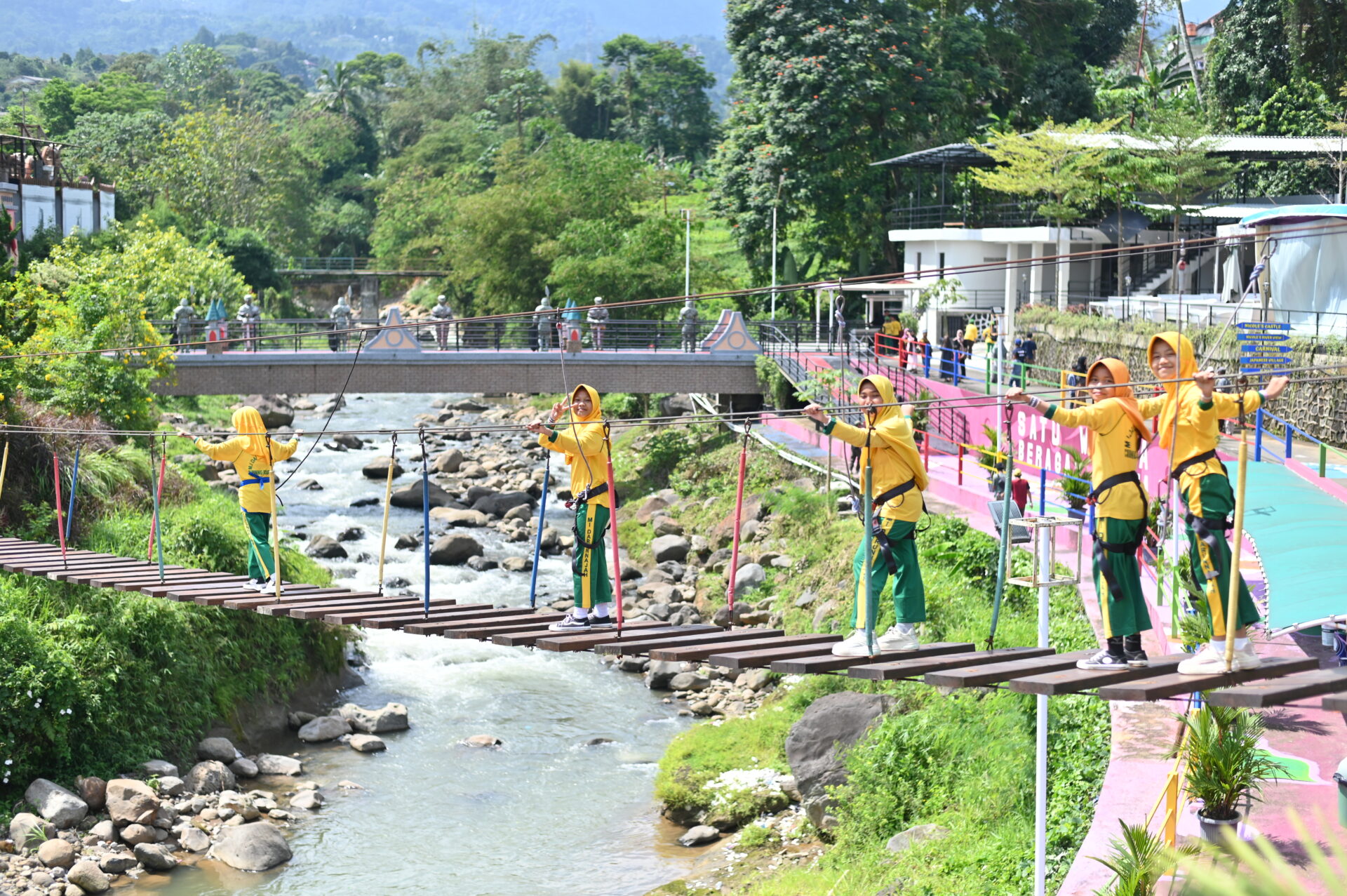 Semarak Kegiatan Outing Class MI Darunnajah 2 Cipining di Nicole’s River Park