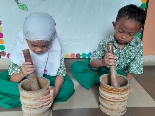 Petualangan Belajar Sains dan Seni Dengan Kunyit Anak-anak TK Islam 5 Darunnajah di Kebun