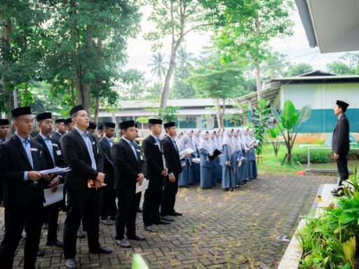 Menjemput Kelulusan: Semangat Santri Nihai di Ujian Tulis Akhir Tahun