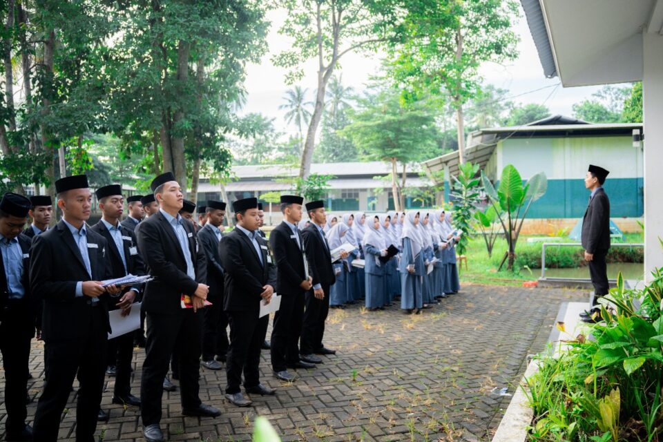 Menjemput Kelulusan: Semangat Santri Nihai di Ujian Tulis Akhir Tahun