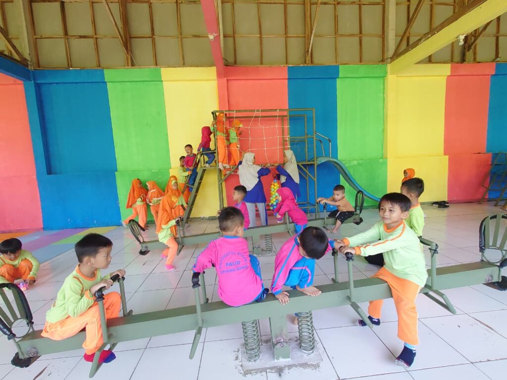 Pembelajaran Bermakna Dimulai dari Indoor Playground KB RA MI