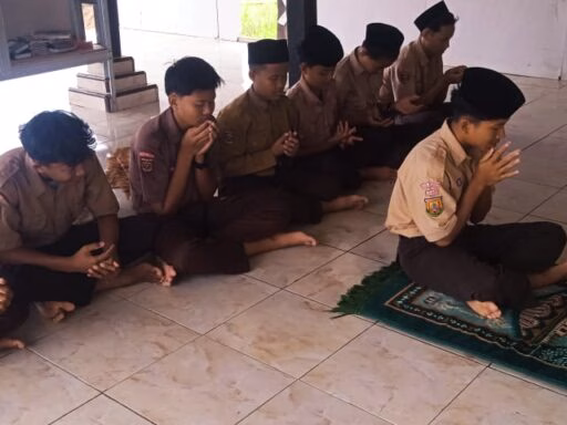 Sujud Syukur Warnai Usainya Ujian Tulis Semester I di Darunnajah 16