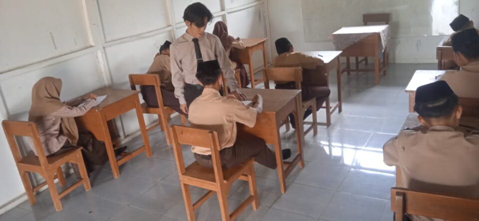Ujian Tulis Semester 1 T.A 2025-2026 di Pondok Pesantren Darunnajah 16