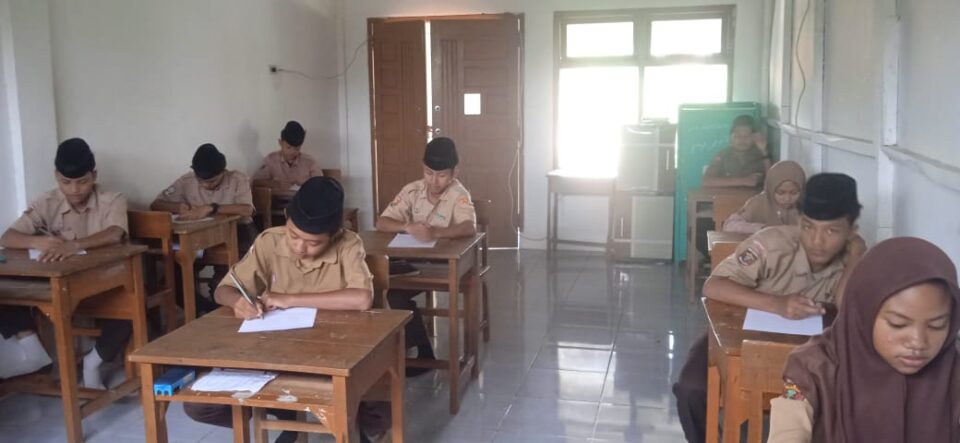 Ujian Tulis Semester 1 T.A 2025-2026 di Pondok Pesantren Darunnajah 16