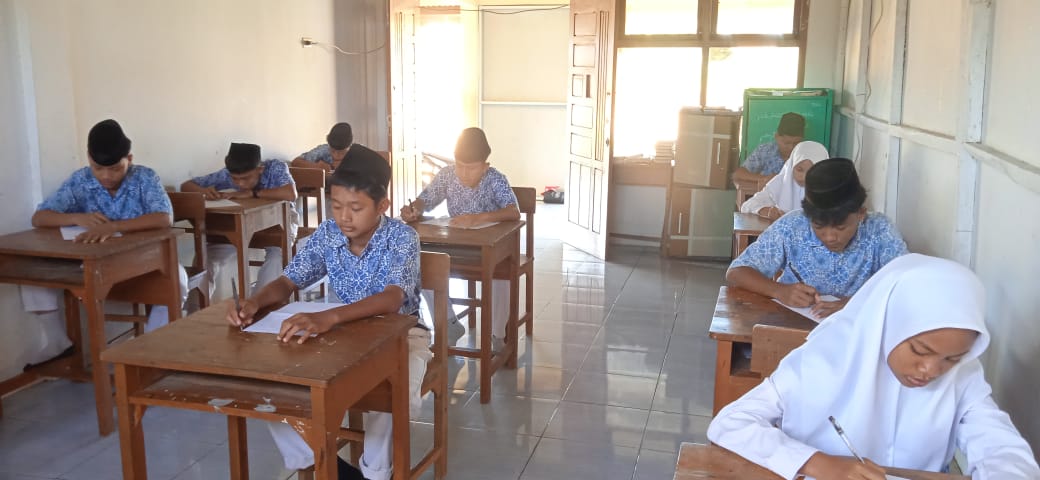 Ujian Tulis Semester 1 T.A 2025-2026 di Pondok Pesantren Darunnajah 16