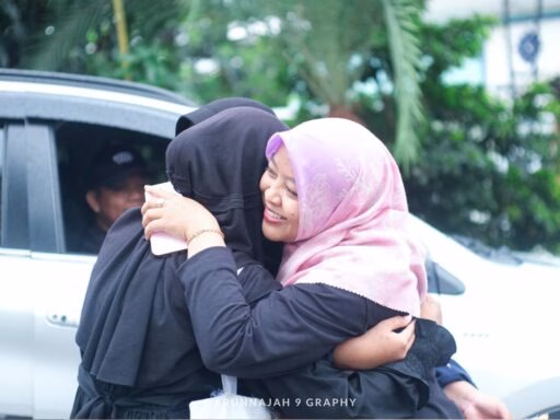 Suasana Haru Mengiringi Kedatangan Santriwati di Pondok Pesantren