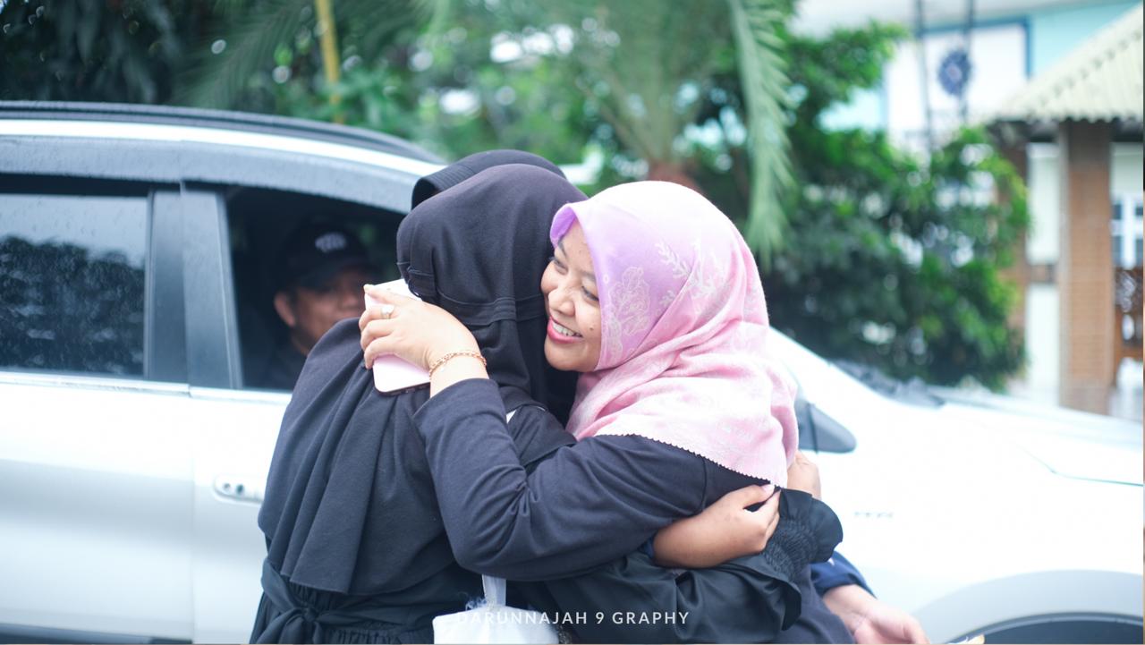 Suasana Haru Mengiringi Kedatangan Santriwati di Pondok Pesantren
