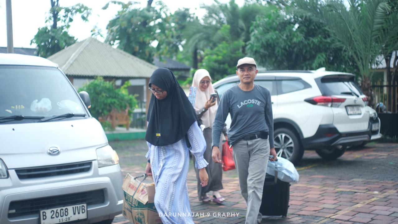 Suasana Haru Mengiringi Kedatangan Santriwati di Pondok Pesantren