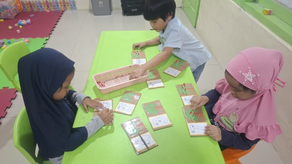 mengenal Lingkungan Sekolah Melalui Trial Class Gelombang II TK Islam Darunnajah 1