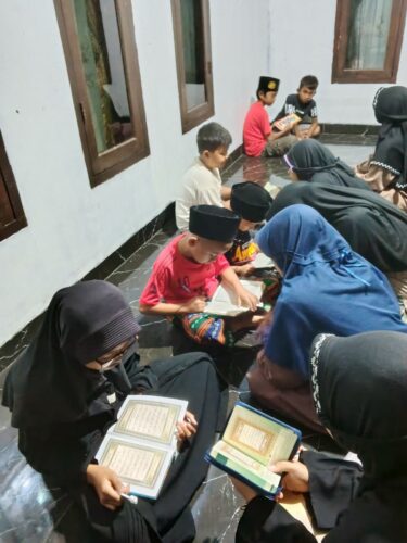 Santriwati belajar bersama anaa-anak TPQ