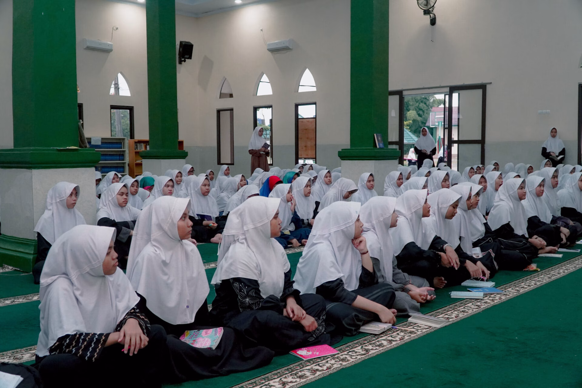 Seminar Literasi Tingkatkan Minat Baca Santri