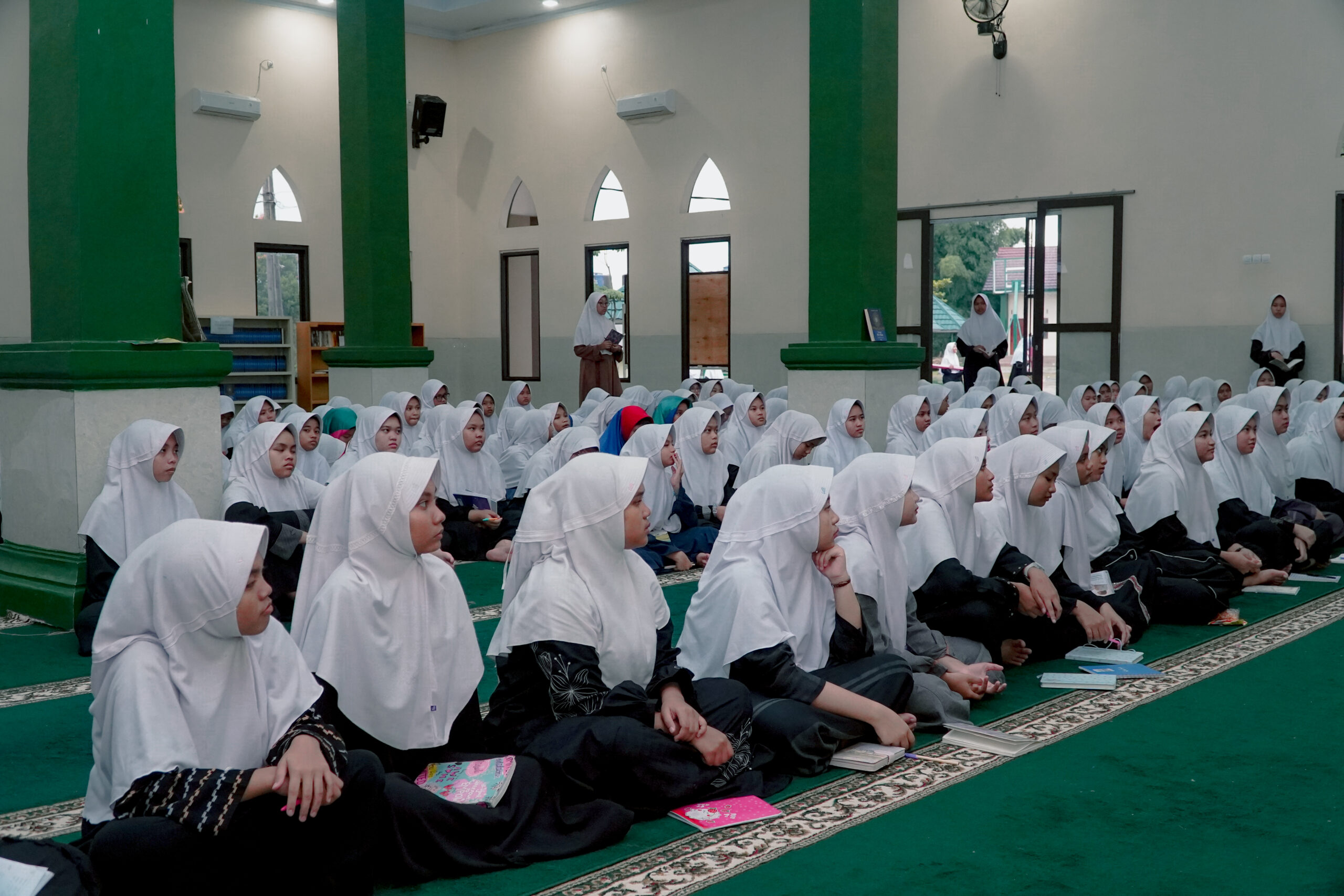 Seminar Literasi Tingkatkan Minat Baca Santri