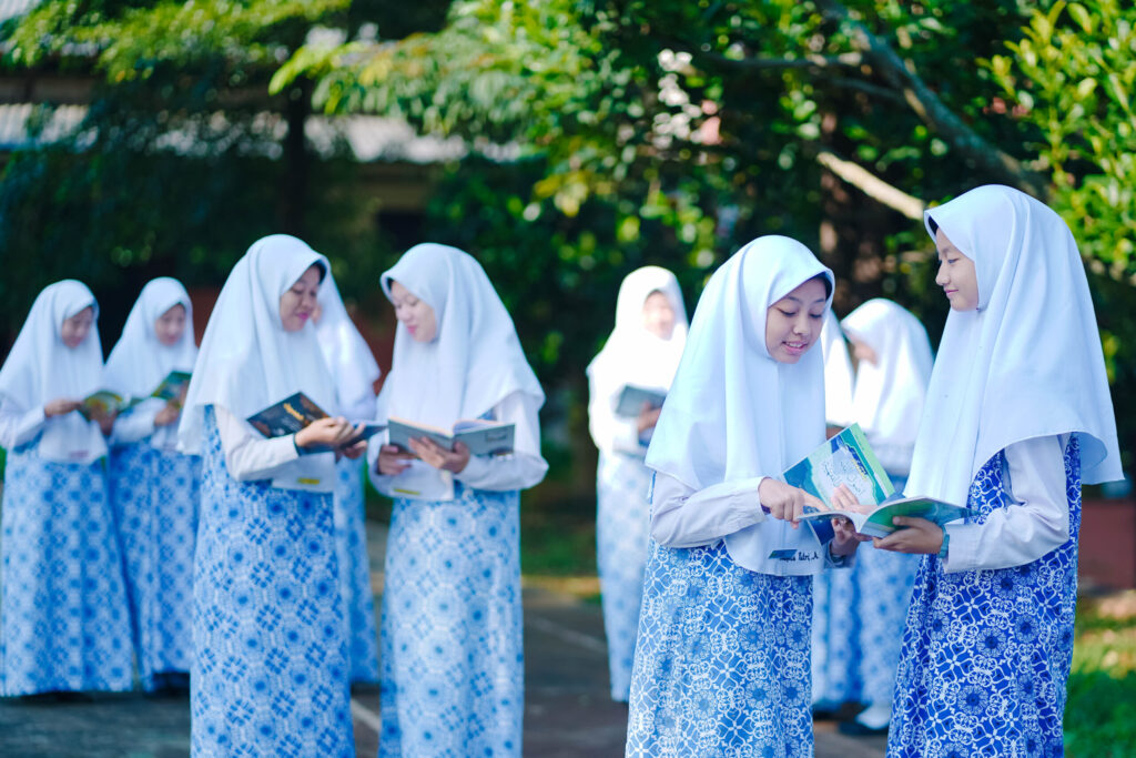 Lebih dari Sekadar Ngaji: 7 Skill Hidup "Mahal" yang Cuma Didapatkan Santri