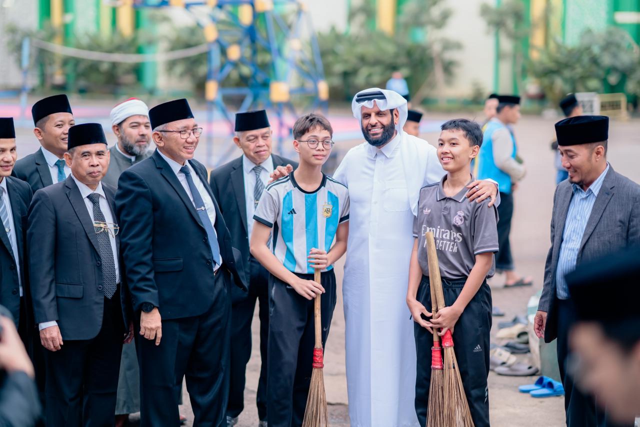 Sapu di Tangan Calon Pemimpin: Tamu dari Qatar yang Tertegun