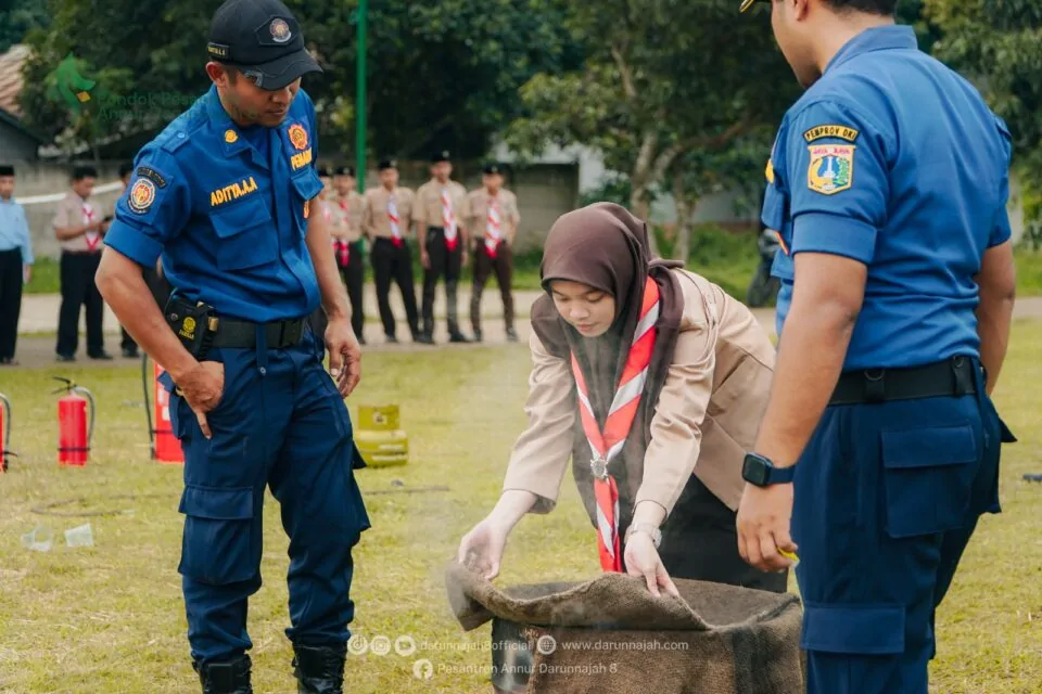 Santri Siaga: Ponpes Annur Darunnajah 8 Taklukkan 'Si Jago Merah'