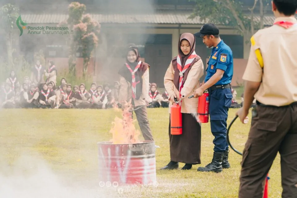Santri Siaga: Ponpes Annur Darunnajah 8 Taklukkan 'Si Jago Merah'