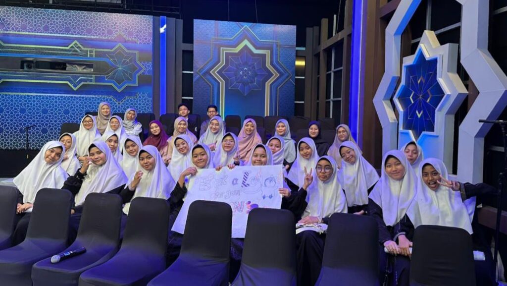 Santri Darunnajah Menyaksikan Langsung Penampilan Finalis Audisi Cahaya Muda Indonesia